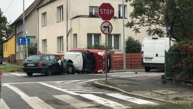 Dwa samochody zderzyły się na skrzyżowaniu Reduty Ordona z ulicą Łukasińskiego. Jeden z nich przewrócił się i leży na boku.