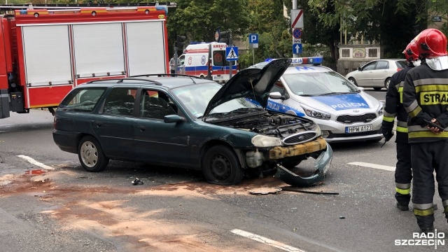 Kolejny wypadek w Szczecinie. Tym razem samochody zderzyły się na skrzyżowaniu alei Wojska Polskiego z ulicą Królowej Korony Polskiej.