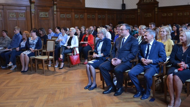 Ponad 400 nowych nauczycieli dyplomowanych kształcić będzie młodzież w szkołach województwa zachodniopomorskiego.