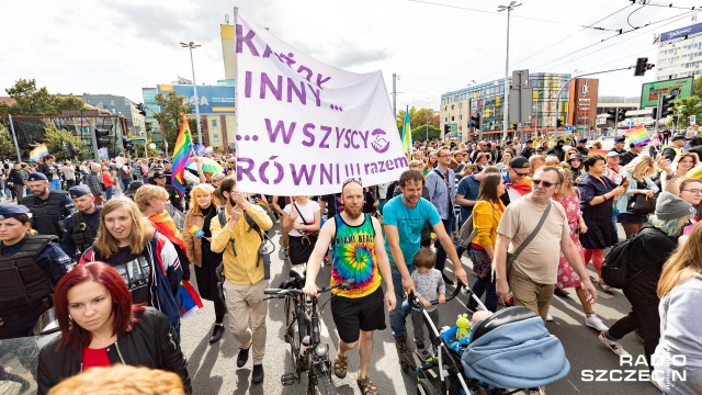 Tęczowa manifestacja homoseksualistów przeszła ulicami Szczecina. To tzw. Marsz Równości.