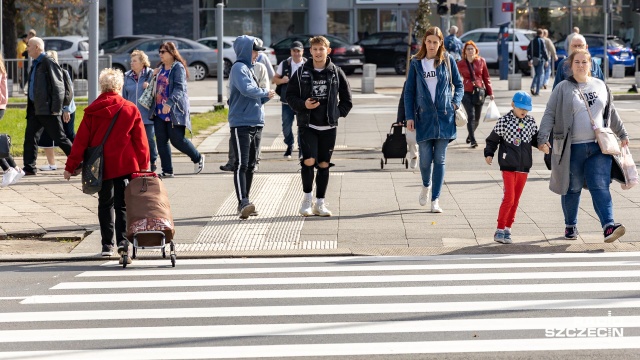 Niewidomi i niedowidzący skarżą się na sposób przystosowania szczecińskich ulic do ich potrzeb. Część specjalnych ścieżek i linii prowadzących jest wykonana błędnie.