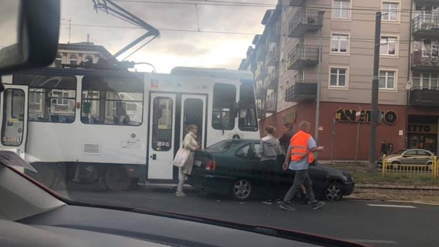 Na alei Bohaterów Warszawy na skrzyżowaniu z ulicą Ściegiennego tramwaj zderzył się z samochodem osobowym.