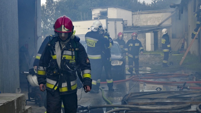 Dobiegło końca dogaszanie warsztatu samochodowego w Ustowie. Informację o pożarze strażacy otrzymali kilka minut przed godziną 17:00.