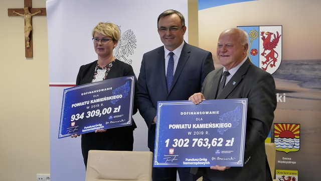 Kolejnych sześć umów na przebudowę dróg lokalnych podpisał z samorządami naszego regionu Wojewoda Zachodniopomorski Tomasz Hinc. Środki te w całości pochodzą z budżetu Ministerstwa Infrastruktury.