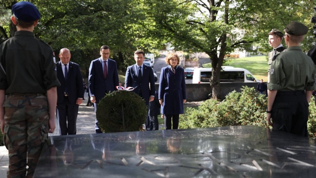 Premier Mateusz Morawiecki zakończył jednodniową wizytę na Litwie. Przed wylotem do Warszawy szef polskiego rządu wraz z delegacją złożył kwiaty na Cmentarzu na Rossie. Wcześniej spotkał się z premierem Litwy Sauliusem Skvernelisem i wziął udział w uroczystej inauguracji działalności kanału TVP Wilno.
