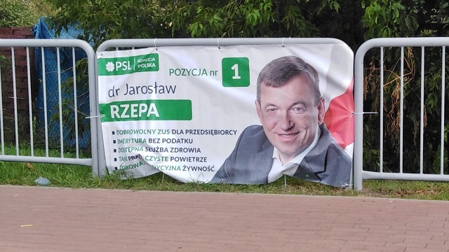 Karę finansową na Komitet Wyborczy Polskiego Stronnictwa Ludowego nałożyło Starostwo Powiatowe w Policach. To skutek nielegalnego zajęcia pasa drogowego, na którym zamieszczono materiały wyborcze Jarosława Rzepy.