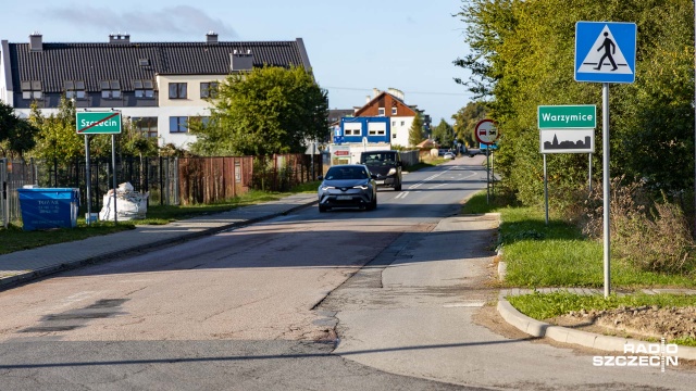 Przejście przez ulicę, zwłaszcza po zmroku, jest niebezpieczne - skarżą się mieszkańcy Warzymic.