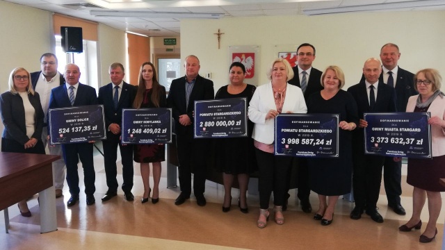 Kolejne umowy na dofinansowanie inwestycji na drogach powiatowych i gminnych podpisuje w środę wojewoda zachodniopomorski Tomasz Hinc.