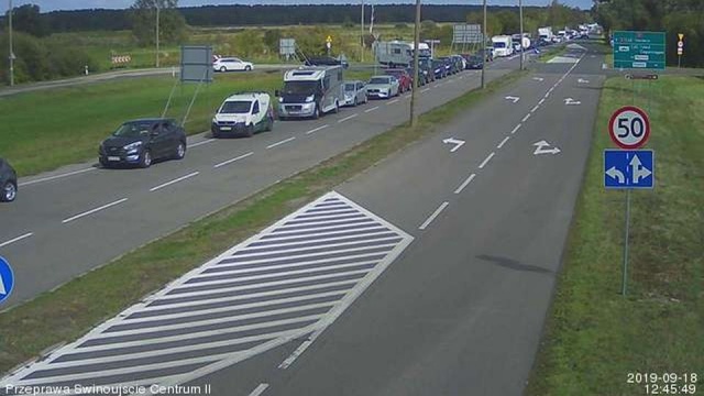 Ponad kilometrowe korki widać przed karsiborską przeprawą w Świnoujściu.