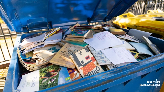 Książki z biblioteki wylądowały w kontenerze na papier i mają trafić na makulaturę. To po decyzji dyrekcji Szkoły Podstawowej numer 53.