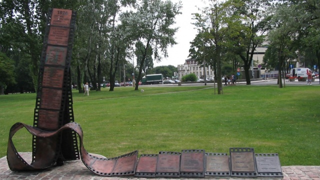 Kończy się 3. dzień 44. Festiwalu Polskich Filmów Fabularnych. Widzowie Festiwalu mogli zobaczyć premierowe pokazy kilku filmów z Konkursu Głównego, walczących o Grand Prix Festiwalu Złote Lwy, a także skarby polskiego kina.