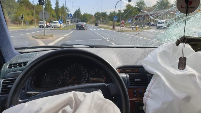 Osobowe Mercedes i BMW zderzyły się na skrzyżowaniu ulic Krygiera z Ustowską.