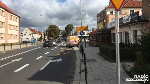 Na ulicy Poniatowskiego, przed dojazdem do skrzyżowania z ul. Mickiewicza w Szczecinie, pomalowano żółtą zygzakowatą linię. To miejsce, gdzie będzie przeniesiony przystanek autobusowy. To pierwsze przygotowania do zamknięcia przejazdu ulicą Traugutta do al. Wojska Polskiego.