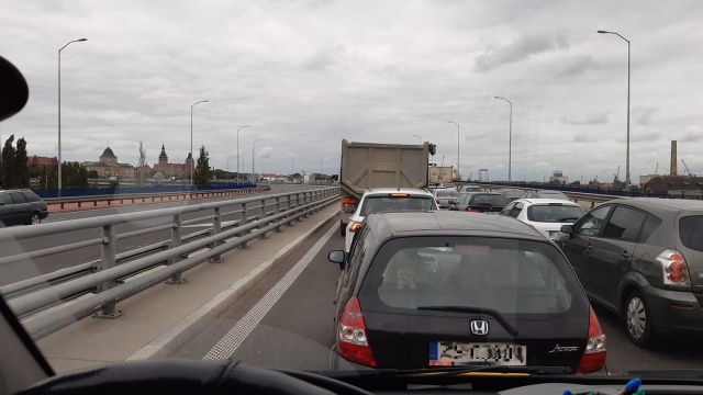W związku z 20-leciem szczecińskiego Korpusu NATO ulica Jana z Kolna jest w obu kierunkach zamknięta. Na Trasie Zamkowej i ulicy Energetyków tworzą się potężne korki.