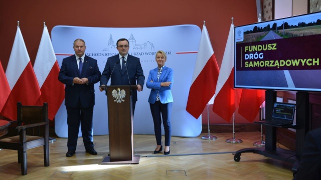Umowy na dofinansowanie w wysokości blisko 11,4 mln zł z Funduszu Dróg Samorządowych na przebudowy dróg lokalnych w powiecie polickim podpisał w piątek wojewoda zachodniopomorski Tomasz Hinc.