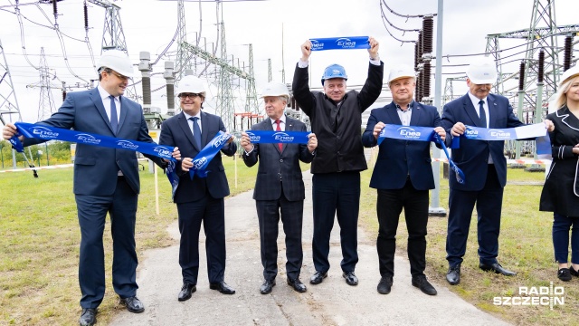 - Rząd przywiązuje bardzo dużą wagę do bezpieczeństwa energetycznego - mówił w piątek na otwarciu nowej linii energetycznej Minister Marek Gróbarczyk. W podszczecińskim Morzyczynie uruchomiono nową linię, która kończy się w Wielkopolsce.