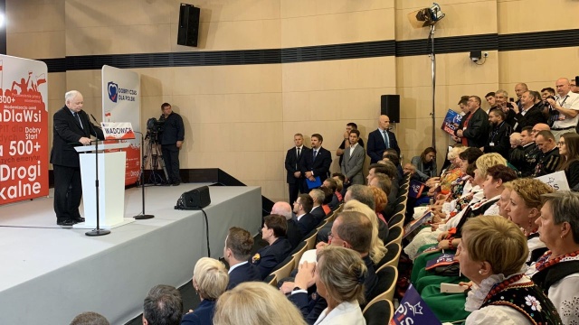Prezes PiS Jarosław Kaczyński podczas kolejnej przedwyborczej konwencji partii przekonywał wyborców, że Polska pod rządami jego partii porzuciła anachroniczną formę liberalizmu i jest na najlepszej drodze, aby pod względem poziomu życia dogonić najbogatsze kraje Zachodu.