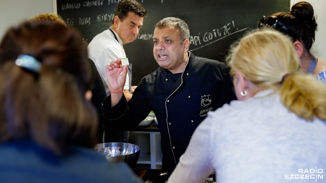 Indyjska kuchnia oparta na aromatycznych przyprawach bez grama mięsa. W Kulinarnym Atelier Leszka Wodnickiego zakończyły się weekendowe warsztaty z Tapinderem Sharma - indyjskim restauratorem.