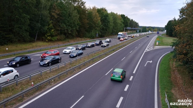 Coraz większe kłopoty z przejazdem mają podróżujący przebudowywanym odcinkiem trasy S3 między Rzęśnicą a Węzłem Goleniów Zachód.