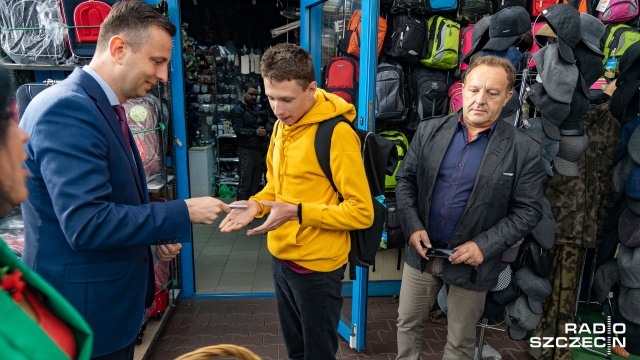 Swój program przedstawiali na targowisku Manhattan w Szczecinie przedstawiciele Koalicji Polskiej czyli Polskiego Stronnictwa Ludowego oraz jeden z jej liderów - Paweł Kukiz.