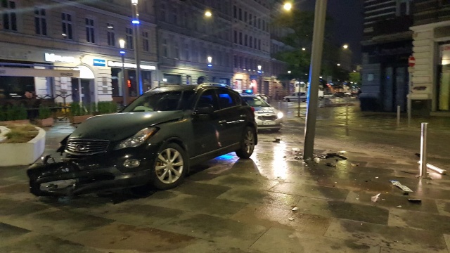 Uważajmy jadąc al. Piastów w stronę pl. Kościuszki w Szczecinie. Zderzyły się tam dwa samochody osobowe i śmieciarka.