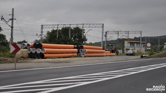 Trzeba uważać, jadąc ulicą Floriana Krygiera. W pobliżu Mostu Gryfitów wyładowywane są materiały budowlane.
