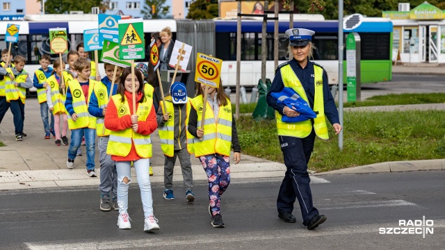 Odblaski, ulotki i kontrola prędkości - uczniowie Szkoły Podstawowej numer 37, wraz ze szczecińską policją, włączyli się w obchody Europejskiego Dnia bez Ofiar Śmiertelnych na Drogach.