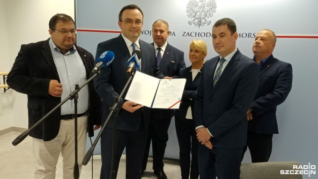 Wojewoda zachodniopomorski Tomasz Hinc podpisał w czwartek dwa ważne dokumenty. Do gminy Kołbaskowo, na budowę drogi lokalnej, trafiły 4 miliony złotych z rządowego Funduszu Rozwoju Dróg Samorządowych.
