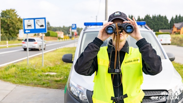 Celnicy z Polski i Niemiec sprawdzają przewozy wjeżdżające na teren naszego kraju. Kontrole odbywają się w Lubieszynie przy drodze krajowej numer 10.
