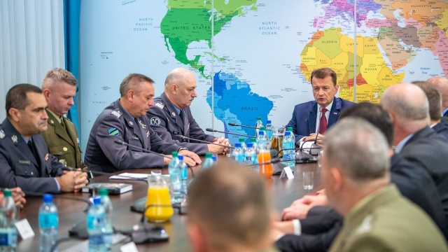 Szef MON poinformował, że jesteśmy przygotowani finansowo do prac związanych z infrastrukturą dla baz amerykańskich. Minister Mariusz Błaszczak spotkał się z dowódcami i z wojewodami z regionów, gdzie mają stacjonować w przyszłości amerykańscy żołnierze.