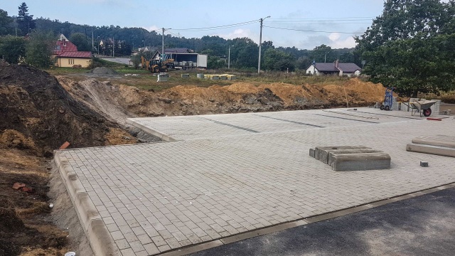 Plac zabaw, wiaty i stoły piknikowe oraz parking powstają przy ulicy Orłowskiej na szczecińskim Skolwinie. Na niezagospodarowanym dotąd terenie pojawił się już tor rolkowy o długości 400 metrów i szerokości 3 metrów.