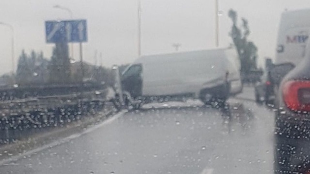 Uwaga kierowcy jadący w obu kierunkach ulicą Do Rajkowa. Uszkodzony jest szlaban przy przejeździe kolejowym. Ruch odbywa się wahadłowo - trzeba bardzo uważać.