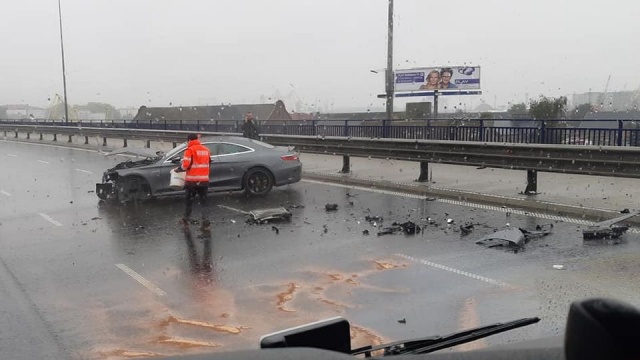 Przed godziną 11 na Trasie Zamkowej w stronę prawobrzeża w Szczecinie rozbił się samochód dostawczy. Teraz w kierunku centrum mamy kolejne niebezpieczne zdarzenie.