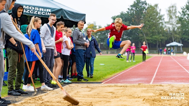 Sportowa rywalizacja o Puchar Zachodniopomorskiego Kuratora Oświaty wystartowała na Miejskim Stadionie Lekkoatletycznym w Szczecinie.
