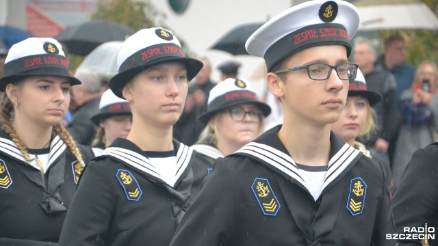 183 uczniów klas pierwszych kołobrzeskiego Zespołu Szkół Morskich złożyło w piątek uroczyste ślubowanie.