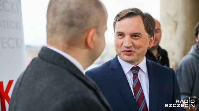 Jestem za wprowadzeniem takich kar, które pozwolą na osadzenia w więzieniu sprawców napadów na dzieci do 30 lat - mówił minister sprawiedliwości Zbigniew Ziobro. Tak skomentował napaść na 11-letnią dziewczynkę, do którego doszło we wtorek w Koszalinie.