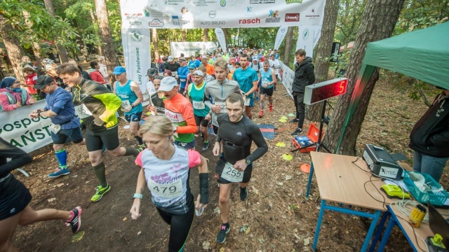 Wielkie Grzybobranie i Maraton Puszczy Goleniowskiej - w Kliniskach. Bieg wystartował, natomiast grzybiarze ruszą w głąb lasów o godz. 10. Organizatorzy przypominają o zbieraniu tylko tych grzybów, co do których jesteśmy absolutnie pewni, że są jadalne.