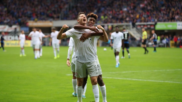 Robert Lewandowski strzelił gola, a jego Bayern Monachium wygrał na wyjeździe z ostatnim w tabeli Paderborn 3:2 (1:0) w meczu 6. kolejki niemieckiej Bundesligi.