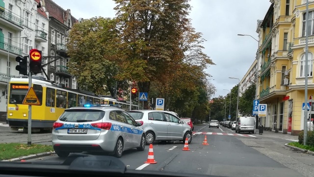 Dwa samochody zderzyły się na skrzyżowaniu ulic Piłsudskiego i Mazurskiej przy stacji Orlenu. Są utrudnienia w ruchu.