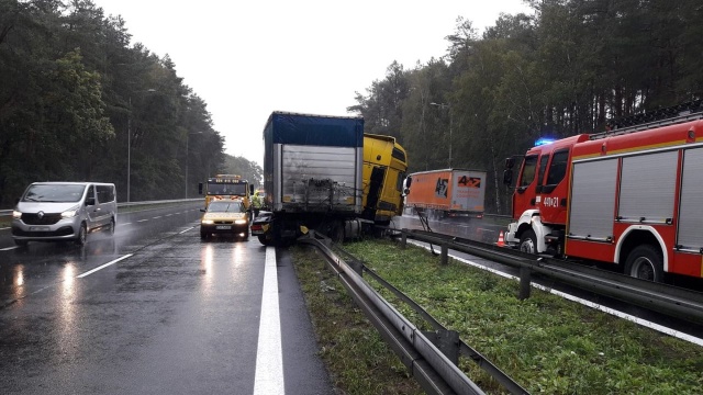 Między Węzłami Goleniów Zachód i Goleniów Południe na trasie S3 ciężarówka zjechała z jezdni i uderzyła w barierę energochłonną.