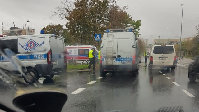 Na ulicy Mieszka I w stronie osiedla Reda samochód potrącił rowerzystę.