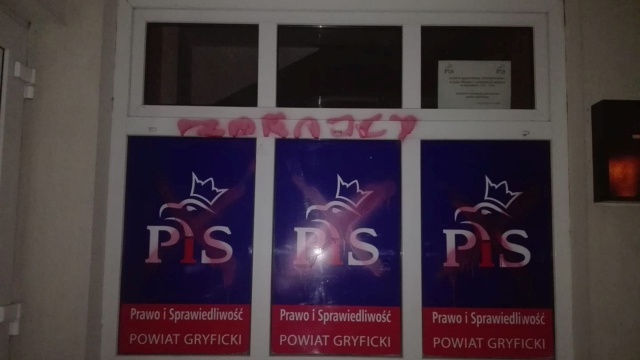 Apeluję do tych łobuzów, żeby stonowali nastroje - mówił poseł Prawa i Sprawiedliwości Michał Jach. W poniedziałek wieczorem nieznani sprawcy zamalowali farbą frontowe okno jego biura poselskiego w Gryficach. Na ramie okiennej ktoś wymalował napis: zdrajcy.