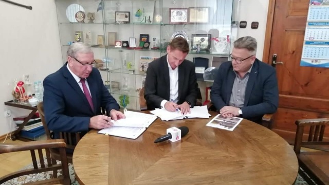 Wzdłuż murów obronnych w Trzebiatowie przybędzie miejsc do rekreacji.