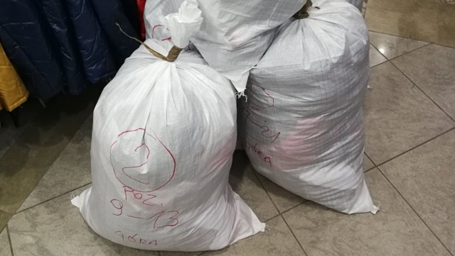 Podrabianą odzież o wartości rynkowej 160 tysięcy złotych zabezpieczyli kołobrzescy policjanci i funkcjonariusze Służby Celno-Skarbowej.
