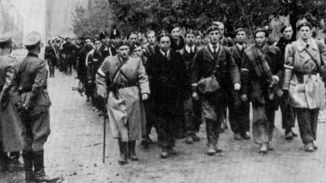 2 października 1944 roku zakończyło się Powstanie Warszawskie. Zryw trwał 63 dni, bez wystarczającej pomocy z zewnątrz, przy braku broni, amunicji i zaopatrzeniu dowódcy Armii Krajowej zdecydowali się zakończyć walkę w stolicy.