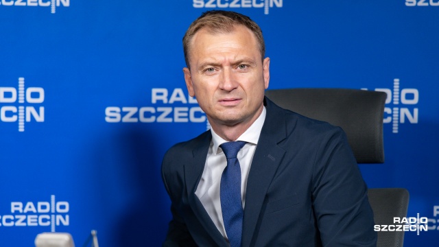 Poseł Sławomir Nitras porównuje programy wyborcze - jego zdaniem PiS ma tylko polityczny PR, a PO ma przygotowany program budowy dróg i dofinansowania szpitali.