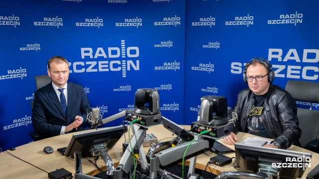 Jeden jest za - inny go popiera i jednocześnie jest przeciw: - Poseł Sławomir Nitras został zapytany w Rozmowie pod krawatem o program kandydata PO deklarującego wsparcie dla adopcji dzieci przez pary homoseksualne. Nitras w odpowiedzi oskarża nas o medialny lincz.