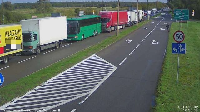 Potężne korki z obu stron karsiborskirej przeprawy w Świnoujściu