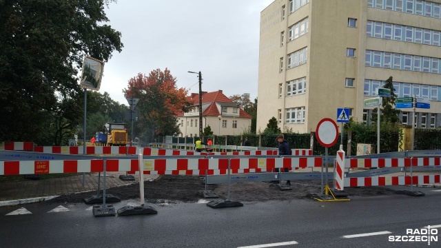 Od frezowania nawierzchni ulicy Twardowskiego rozpoczęły się prace związane z przebudową ulic przy Stadionie Miejskim.