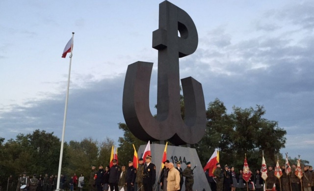 Na kopcu Powstania Warszawskiego zakończyły się uroczystości zgaszenia ognia pamięci. W środę mija 75 lat, odkąd powstańcy zakończyli walkę z okupantem.